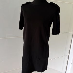 COS Kleid Schwarz mit Plissee-Schulterdetail