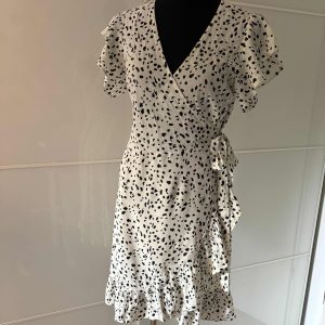 Vila Kleid Creme Dalmatiner-Print mit Bindegürtel