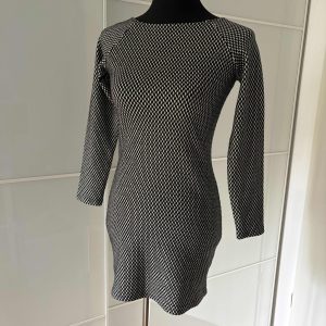 Mango Kleid Schwarz-Weiss Grafikmuster