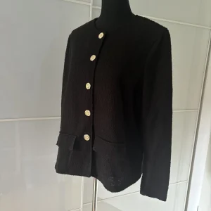 Kim & Co Boucle-Jacke Schwarz mit Goldknoepfen