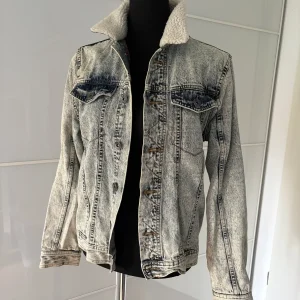Redefined Rebel Zack Jeansjacke Bleach mit Teddyfutter