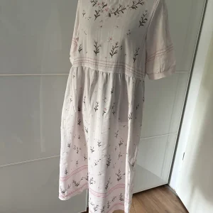 Oufisun Midikleid Creme Rosa Blumenprint