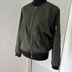 Xing Meng Yuan Bomberjacke Khaki