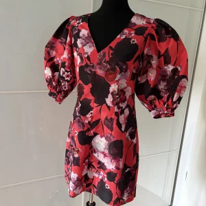 H&M Blumenkleid Rot Schwarz Puffaermel