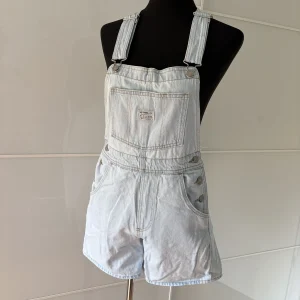 Levi's Hellblaue Jeans-Latzhose Kurz