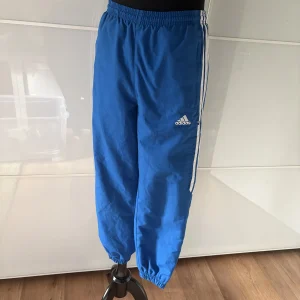 Adidas Blaue Trainingshose mit weissen Streifen