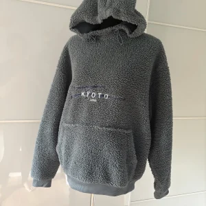 ASOS Teddy-Fleece Kapuzenpullover Graugruen Kyoto Japan Stickerei