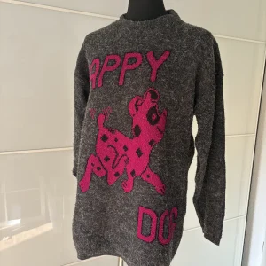 Grauer Strickpullover Happy Dog Print Oversize