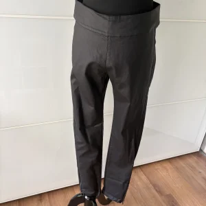 Cream schwarze beschichtete Skinny-Hose