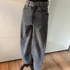 Pull and Bear graue Jeans weites Bein