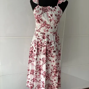 Weißes Sommerkleid von Miao Xiao Meng