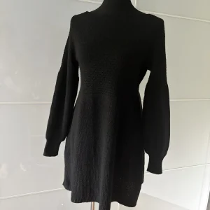 Schwarzes Strick-Minikleid