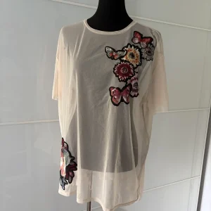 Zara nudefarbenes Mesh-Shirt mit Blumen-Patches