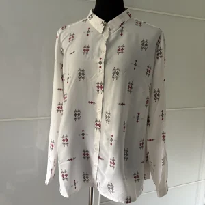Reserved weiße Bluse mit Azteken-Muster