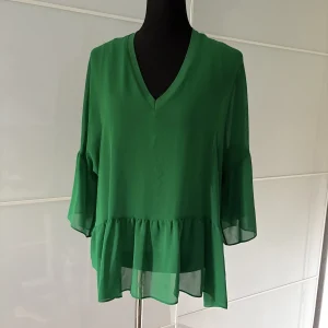Zara grüne transparente Blusentunika mit Volant