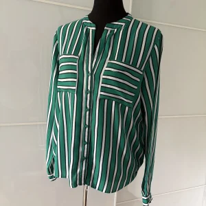Vila grün-weiß-schwarz gestreifte Bluse