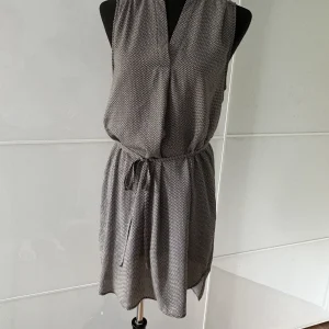 H&M schwarz-weißes Zickzack-Kleid