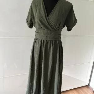 Olivgrünes strukturiertes Kleid