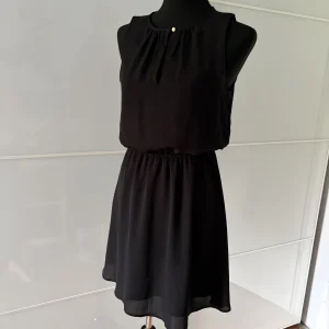 H&M schwarzes Kleid mit Keyhole-Ausschnitt