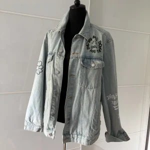 Bershka hellblaue bemalte Jeansjacke