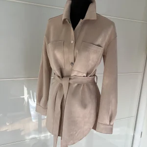 NA-KD Wildlederimitat-Hemdjacke mit Bindegürtel