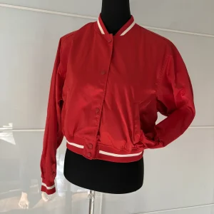 Rote Bomberjacke mit Kontraststreifen