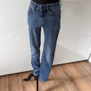 Guess Skinny Mid Jeans mit Strasssteinen