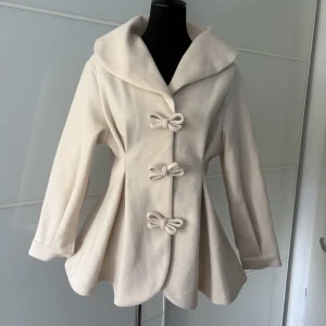 SHEIN Kurzjacke mit Schleifen-Knöpfen in Creme
