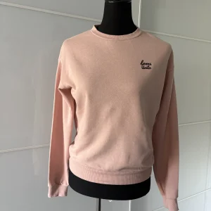 Sweatshirt mit Stickerei "Lovers Unite" rosa