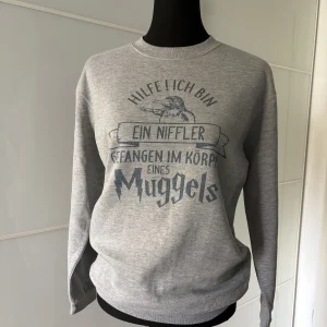 Graues Sweatshirt mit Print "Ein Niffler"