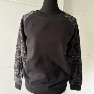 Sweatshirt mit gemusterten Ärmeln