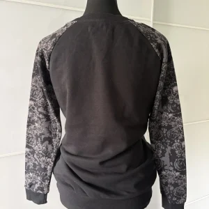 Sweatshirt mit Totenkopf- und Rosenprint