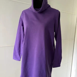 Sweatkleid mit Rollkragen in Lila