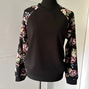 Sweatshirt mit Blumenärmeln