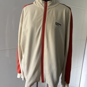Catamaran Sports Trainingsjacke Creme mit Roten Streifen