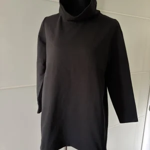 Schlupfpullover mit Rollkragen in Schwarz
