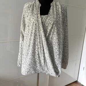 Gepunktete Bluse mit Wickeloptik