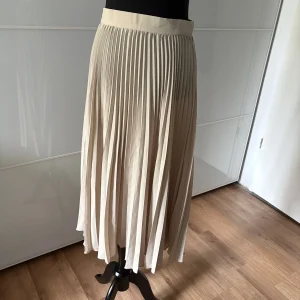 Weekday Plisseerock Midi Beige