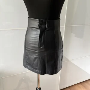 Zara Minirock in Lederoptik, schwarz