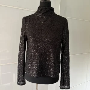Pailletten-Pullover mit Stehkragen in Schwarz