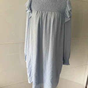 STUDIO by ONLY Kleid mit Smok-Details, Hellblau