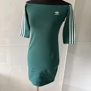 Adidas Originals Off-Shoulder Kleid mit 3-Streifen