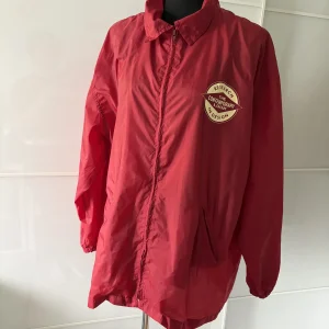 Rote Windjacke mit Print