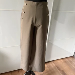Culotte-Hose mit Zierknöpfen in Khaki